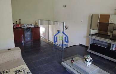 Imagem: A casa possui 3 Dormitórios, 2 Banheiros, 4 Vagas na garagem