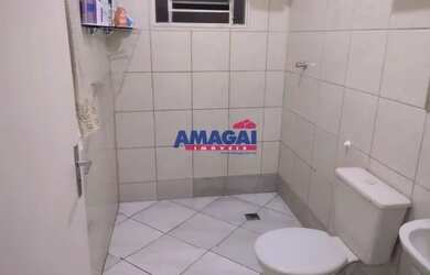 Imagem: A casa possui 3 Dormitórios, 1 Banheiro, 2 Vagas na garagem