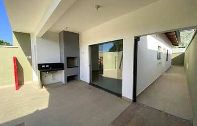 Imagem: A casa possui 2 Dormitórios, 2 Banheiros, 2 Vagas na garagem