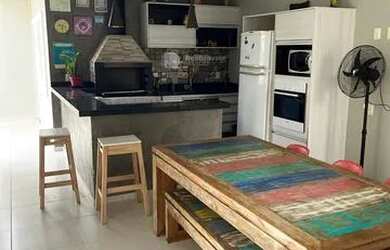 Imagem: A casa possui 4 Dormitórios, 5 Banheiros, 2 Vagas na garagem