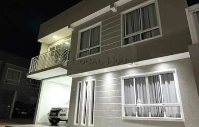 Imagem: A casa possui 3 Dormitórios, 2 Banheiros, 4 Vagas na garagem