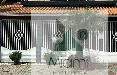 Imagem: A casa possui 3 Dormitórios, 2 Banheiros, 2 Vagas na garagem