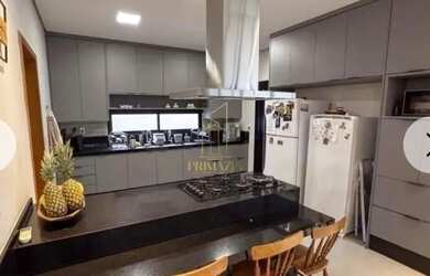 Imagem: A casa em condomínio possui 4 Dormitórios, 5 Banheiros, 4