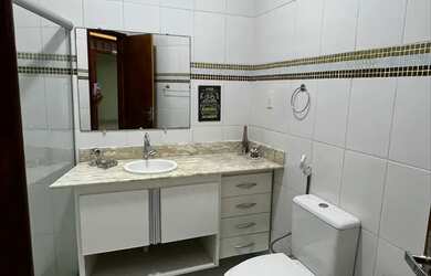 Imagem: A casa possui 3 Dormitórios, Acomodam 8 pessoas, 4 Vagas na