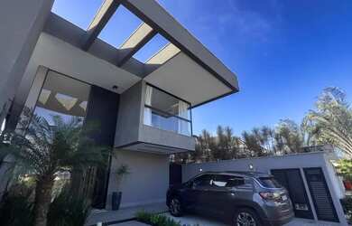 Imagem: A casa possui 4 Dormitórios, 5 Banheiros, 5 Vagas na garagem