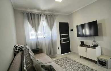 Imagem: A casa possui 2 Dormitórios, 2 Banheiros, 2 Vagas na garagem