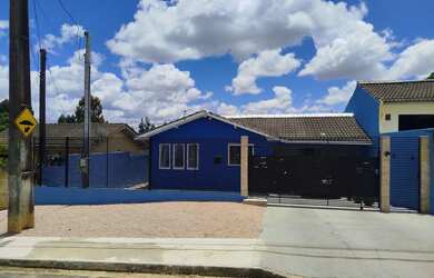 Imagem: A casa possui 4 Dormitórios, 2 Banheiros, 2 Vagas na garagem