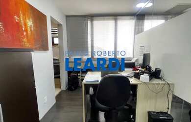 Imagem: O depósito possui 2 Vagas na garagem, 90m² de Área e está