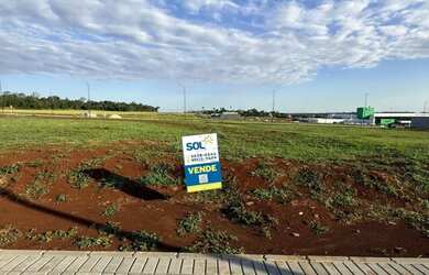 Imagem: O terreno possui 332m² de Área, Imóvel novo e está localizado