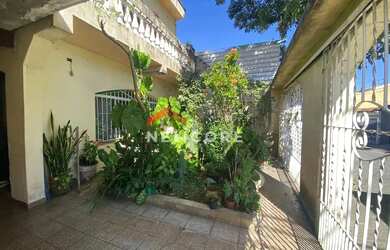 Imagem: A casa possui 4 Dormitórios, 1 Banheiro, 3 Vagas na garagem