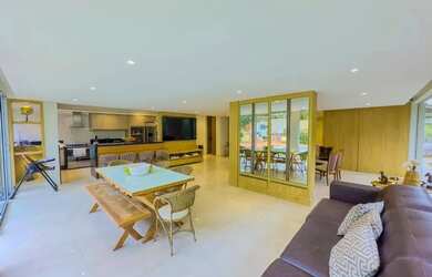 Imagem: A casa em condomínio possui 4 Dormitórios, 5 Banheiros, 5