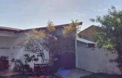 Imagem: A casa possui 4 Dormitórios, 3 Banheiros, 2 Vagas na garagem