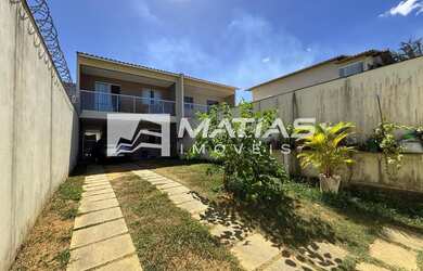 Imagem: A casa possui 3 Dormitórios, 2 Banheiros, 4 Vagas na garagem