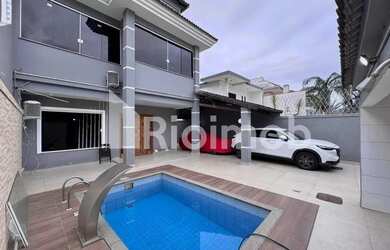 Imagem: A casa possui 5 Dormitórios, 5 Banheiros, 2 Vagas na garagem