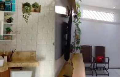 Imagem: A casa possui 2 Dormitórios, 1 Banheiro, 1 Vaga na garagem