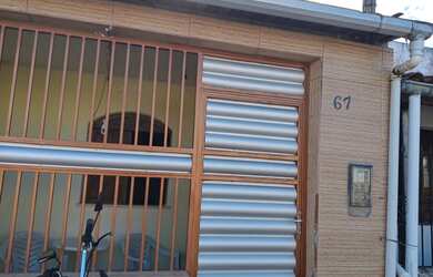 Imagem: A casa possui 3 Dormitórios, 2 Banheiros e está localizado