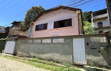 Imagem: A casa possui 3 Dormitórios, 3 Banheiros, 2 Vagas na garagem