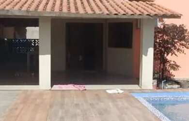 Imagem: A casa possui 4 Dormitórios, Acomodam 15 pessoas, 2 Vagas na