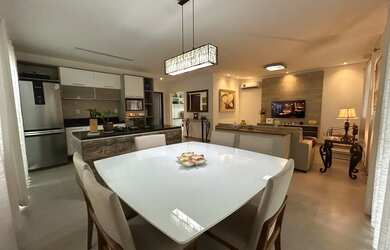 Imagem: A casa possui 4 Dormitórios, Acomodam 10 pessoas, 3 Vagas na