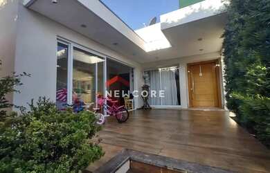 Imagem: A casa à venda possui 4 Dormitórios, 5 Banheiros, 2 Vagas