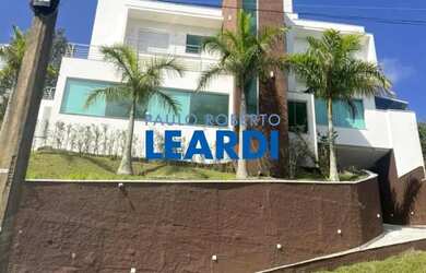 Imagem: A casa em condomínio possui 4 Dormitórios, 5 Banheiros, 5