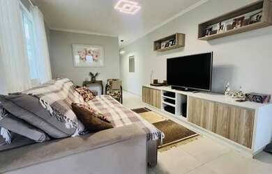 Imagem: A casa possui 3 Dormitórios, 3 Banheiros, 2 Vagas na garagem