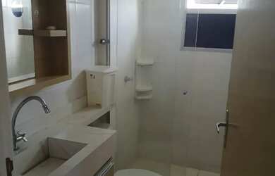 Imagem: O apartamento possui 2 Dormitórios, 1 Banheiro, 1 Vaga na garagem