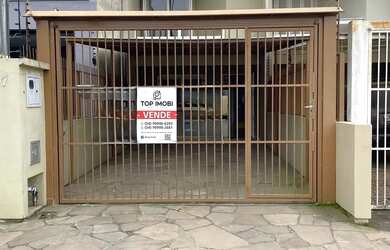 Imagem: A casa possui 3 Dormitórios, 2 Banheiros, 2 Vagas na garagem