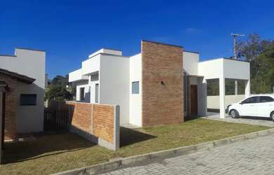 Imagem: A casa em condomínio possui 3 Dormitórios, 2 Banheiros, 2