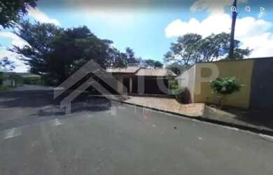 Imagem: A casa possui 3 Dormitórios, 5 Banheiros, 5 Vagas na garagem