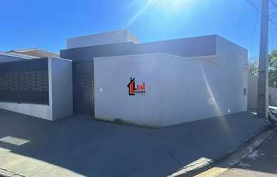 Imagem: A casa possui 2 Dormitórios, 1 Banheiro, 1 Vaga na garagem