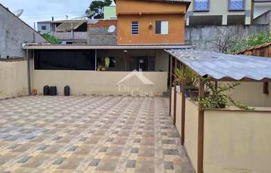 Imagem: A casa possui 3 Dormitórios, 2 Banheiros, 4 Vagas na garagem