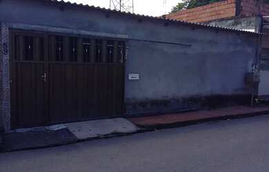 Imagem: A casa possui 3 Dormitórios, 2 Banheiros e 3 Vagas na garagem