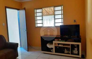 Imagem: A casa possui 2 Dormitórios, 1 Banheiro, 1 Vaga na garagem