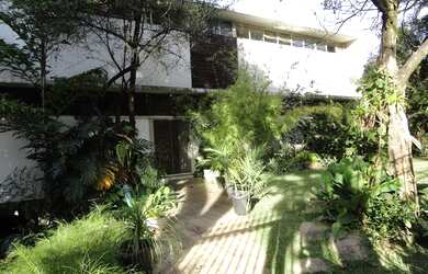 Imagem: A casa possui 4 Dormitórios, 4 Banheiros, 4 Vagas na garagem