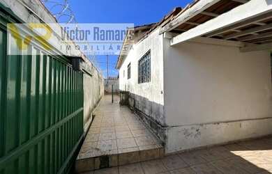 Imagem: A casa possui 3 Dormitórios, 2 Banheiros, 3 Vagas na garagem