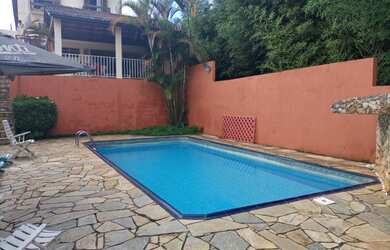 Imagem: A casa possui 4 Dormitórios, 4 Banheiros, 4 Vagas na garagem