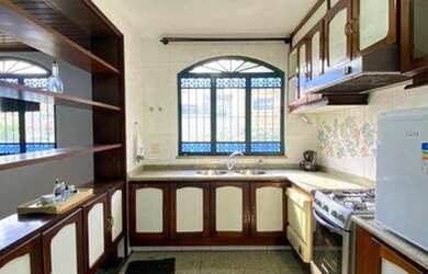 Imagem: A casa em condomínio possui 3 Dormitórios, 1 Banheiro, 2 Vagas