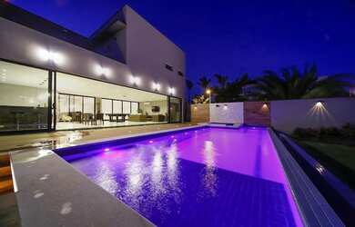 Imagem: A casa em condomínio possui 4 Dormitórios, 5 Banheiros, 700m²