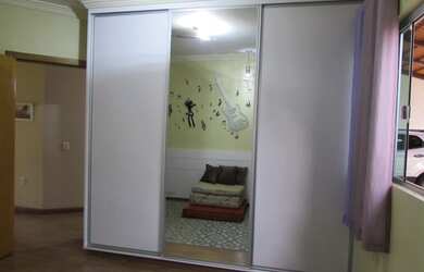 Imagem: A casa possui 3 Dormitórios, 3 Banheiros, 5 Vagas na garagem