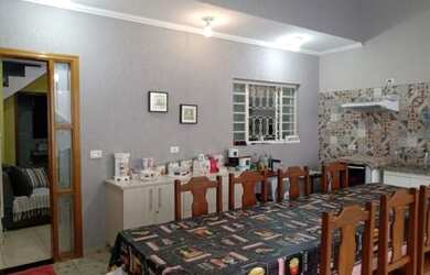 Imagem: A casa possui 3 Dormitórios, 3 Banheiros, 2 Vagas na garagem