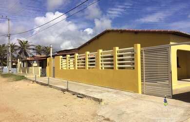 Imagem: A casa possui 3 Dormitórios, 2 Banheiros, 3 Vagas na garagem