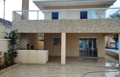 Imagem: A casa possui 4 Dormitórios, 3 Banheiros, 4 Vagas na garagem