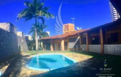 Imagem: A casa possui 4 Dormitórios, 4 Banheiros, 5 Vagas na garagem