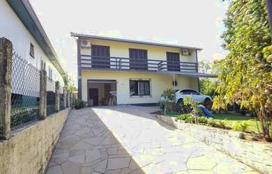 Imagem: A casa e possui 3 Dormitórios, Suítes, 1 Banheiro, 4 Vagas