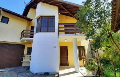 Imagem: A casa possui 4 Dormitórios, 2 Banheiros, 4 Vagas na garagem