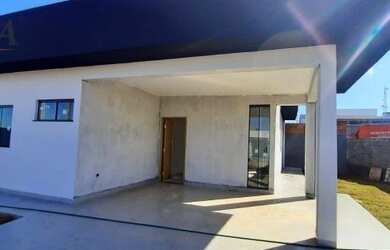 Imagem: A casa possui 3 Dormitórios, 2 Banheiros, 2 Vagas na garagem