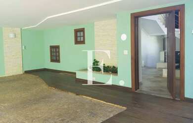 Imagem: A casa possui 4 Dormitórios, 5 Banheiros, 4 Vagas na garagem