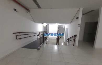 Imagem: O depósito possui 3 Vagas na garagem, 850m² de Área e está