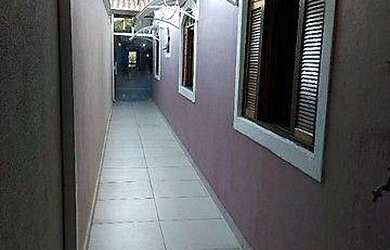 Imagem: A casa possui 5 Dormitórios, 3 Banheiros, 2 Vagas na garagem